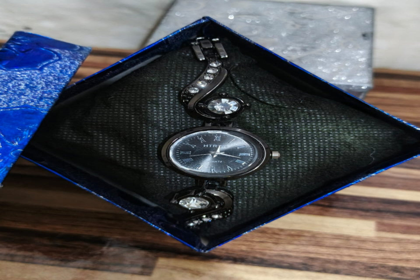 Elegant Crystal Ladies Watch – Premium Quartz Bracelet Watch